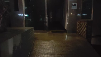 부산 아파트 옥상 물탱크 파손...침수 소동 / YTN