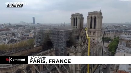 Un drone survole la toiture calcinée de Notre-Dame