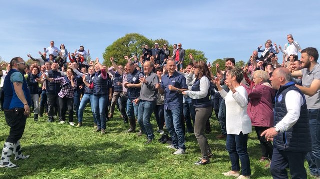 Près de Redon, 150 agriculteurs bio tournent un clip