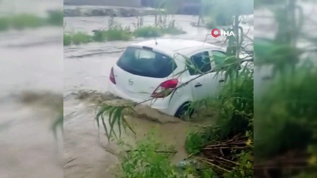 Sağanak yağış nedeniyle cadde ve sokaklar göle döndü