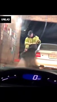 Il voulait juste laver sa voiture et finit par exécuter une belle chorégraphie sans le vouloir !