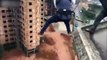 Ces ouvriers font du saut à l'élastique depuis le toit d'un immeuble !