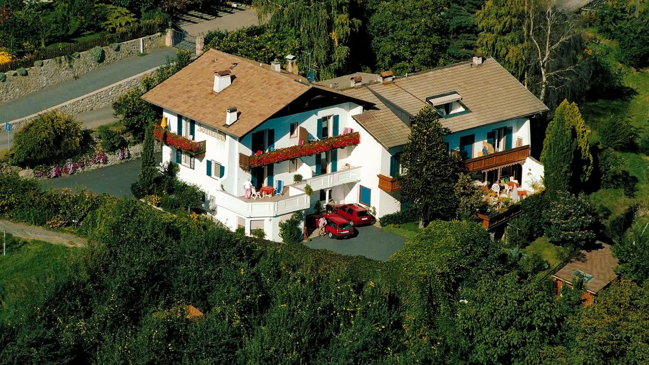 Dorf Tirol oberhalb Meran in Südtirol Italien bei Garni Sonnleiten