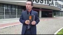 Advogado ateia fogo em livro escrito pelo ministro do STF, em frente à Justiça Federal do ES