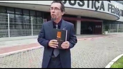 Advogado ateia fogo em livro escrito pelo ministro do STF, em frente à Justiça Federal do ES
