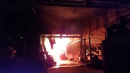 关丹甘孟某板厂今日(18日)清晨6时30分失火，大火燃烧其中一间厂房。 板厂员工发现火患时，企图灭火，但火势愈烧愈猛，无法制止火势蔓延。(part2)