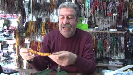 Çocuklarını Okutmak İçin Yüz Yıllık Tespihlerini Satışa Çıkardı