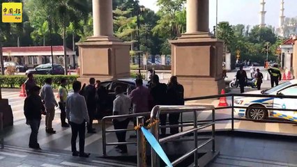 ◤SRC洗钱案◢纳吉步履缓慢上庭