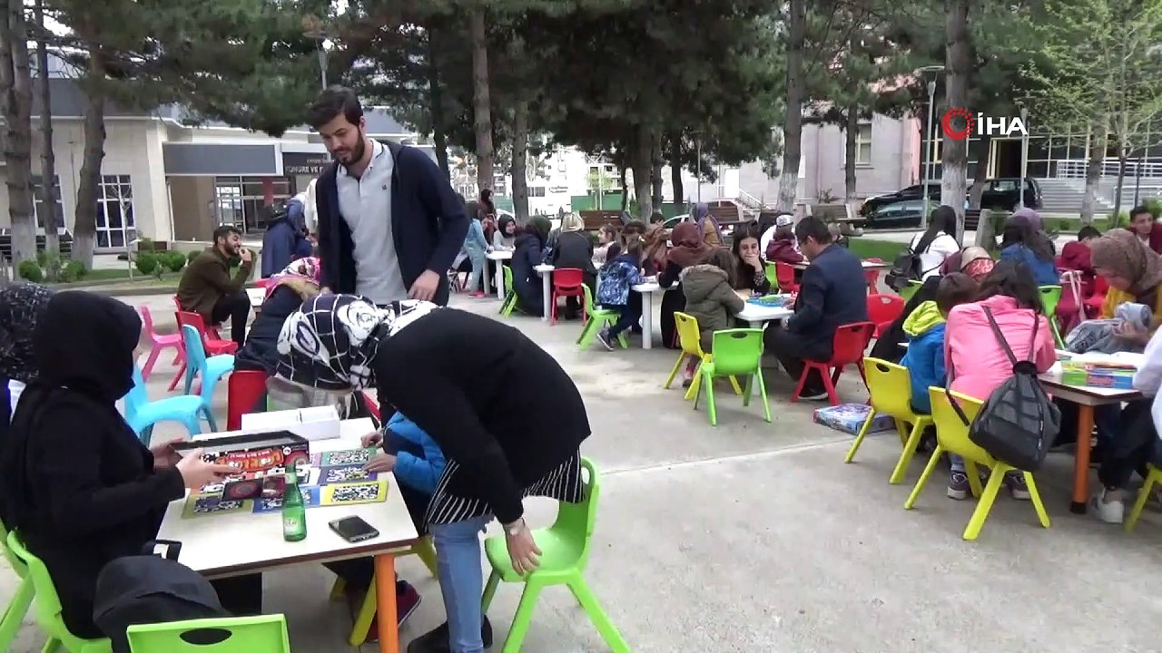 Anaokulu öğrencileri üniversitelilere zeka oyunlarını öğretti