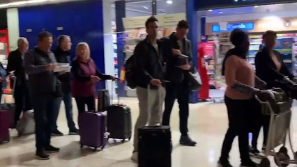 Download Video: Filas kilométricas a primera hora en Barajas esta Semana Santa