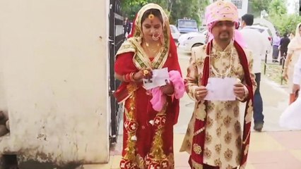 Lok Sabha Elections 2019: Udhampur में जब शादी के जोड़े में नवदंपति ने डाला Vote | वनइंडिया हिंदी