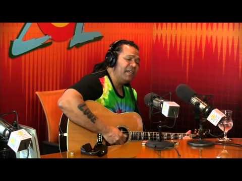 Amaury Gutiérrez canta sus temas y otros escritos para otros cantantes en Solo para Mujeres