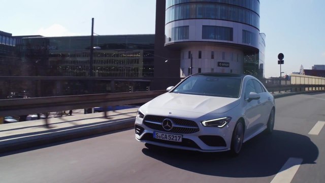 Mercedes-Benz CLA 220 d Coupé Driving in the city