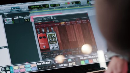 Joe Satriani talks AXE I_O and AmpliTube for recording guitar (1080p)