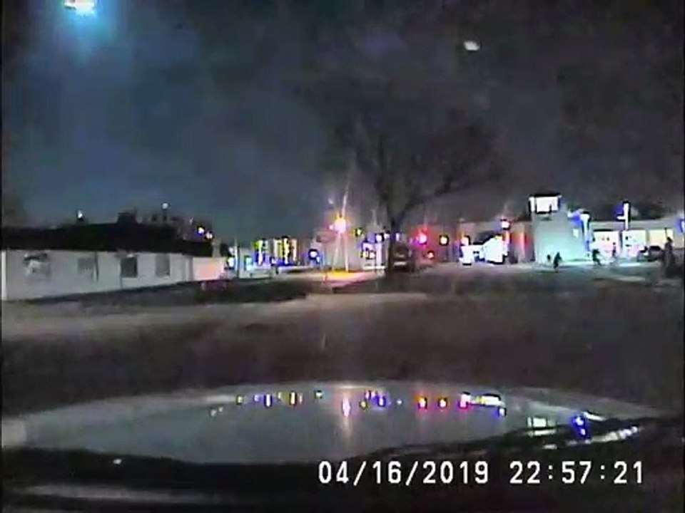 Ce policier filme une météorite énorme de sa voiture !