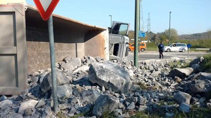 Camion de pierres se déverse à Huy