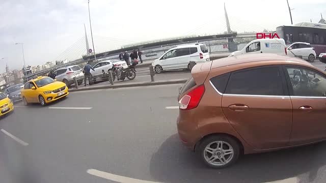 Unkapanı Köprüsü'nde Zincirleme Kaza Yaralanan Motosiklet Sürücüsü Yolda Yardım Bekledi