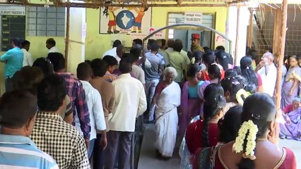 கியூவில் நிற்காமல் ஓட்டுப் போட்டுச் சென்ற என்.ஆர்.காங்கிரஸ் கட்சி தலைவர் ரங்கசாமி-வீடியோ