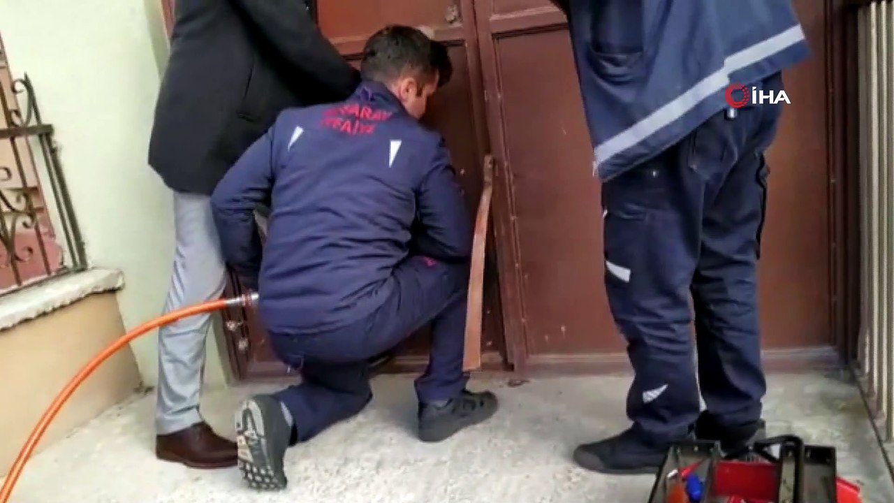 Asansörde mahsur kalan yaşlı çift itfaiye tarafından kurtarıldı