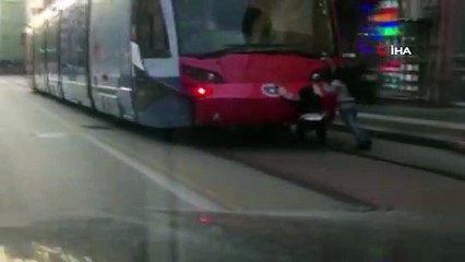 Tramvayın arkasına tutunup metrelerce kaydılar