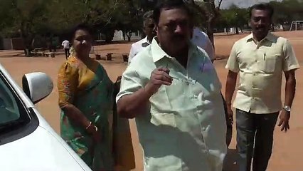 மு.க.அழகிரி மதுரை டிவிஎஸ் நகரில் உள்ள வாக்குச்சாவடியில் வாக்களித்தார்-வீடியோ