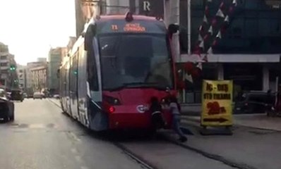 Tramvayın Arkasına Tutunup Metrelerce Kaydılar