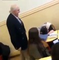 Ce prof réveille une élève endormie en plein cours d'une façon géniale