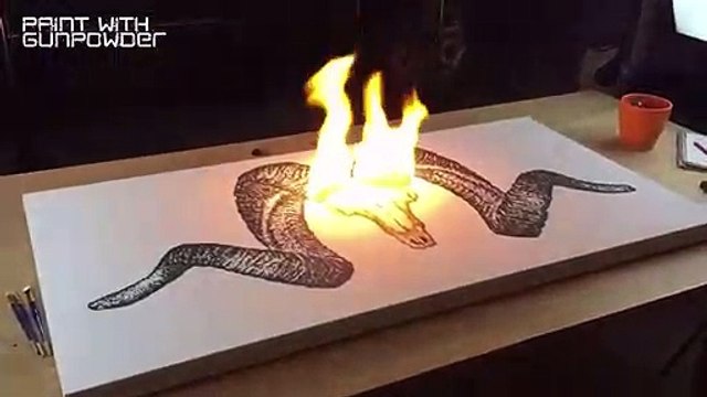 Cet artiste peint son tableau d'une façon incroyable