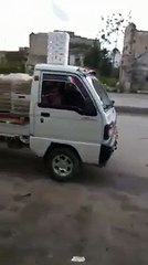 بائع جوال يسخر من أزمة البنزين على طريقته