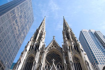 Un homme arrêté avec deux bidons d’essence devant la cathédrale de New-York