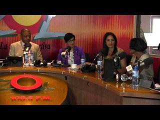 Josefina Navarro presenta a Maria Isabel Balbuena pres. de la asoc. dominicana de mujeres en cafe