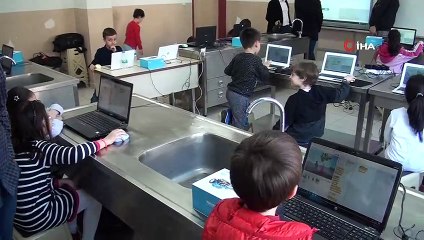 Robotik kodlama projeleriyle yarışmalara hazırlanıyorlar