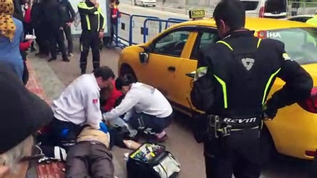 Direksiyon başında seyir halindeyken kalp krizi geçiren taksici önce bariyere ardından kadına çarptı