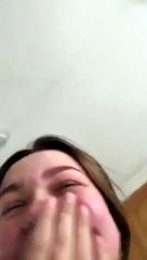 Elle explose de rires lorsqu'elle découvre la robe qu'elle a commandée en ligne, un désastre !