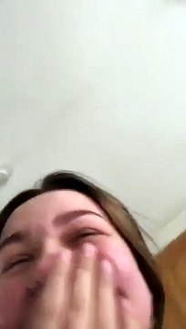 Elle explose de rires lorsqu'elle découvre la robe qu'elle a commandée en ligne, un désastre !