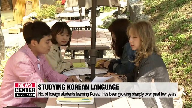 How foreigners in S. Korea study Korean