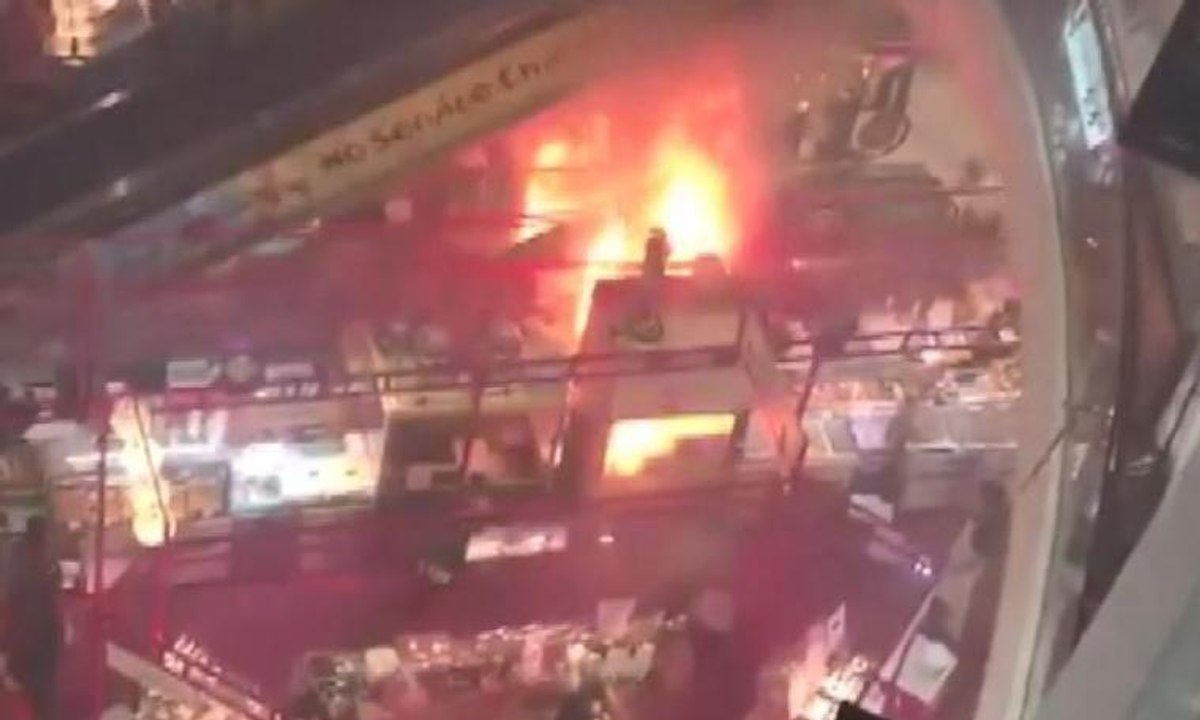 Singapur’da AVM'de yangın paniği