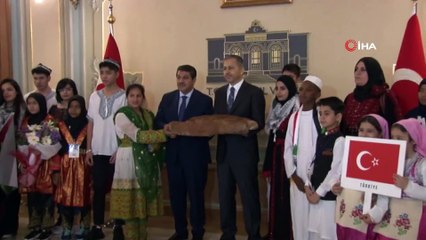 Dünya çocukları Vali Yerlikaya’ya “Barış Ekmeği” hediye etti