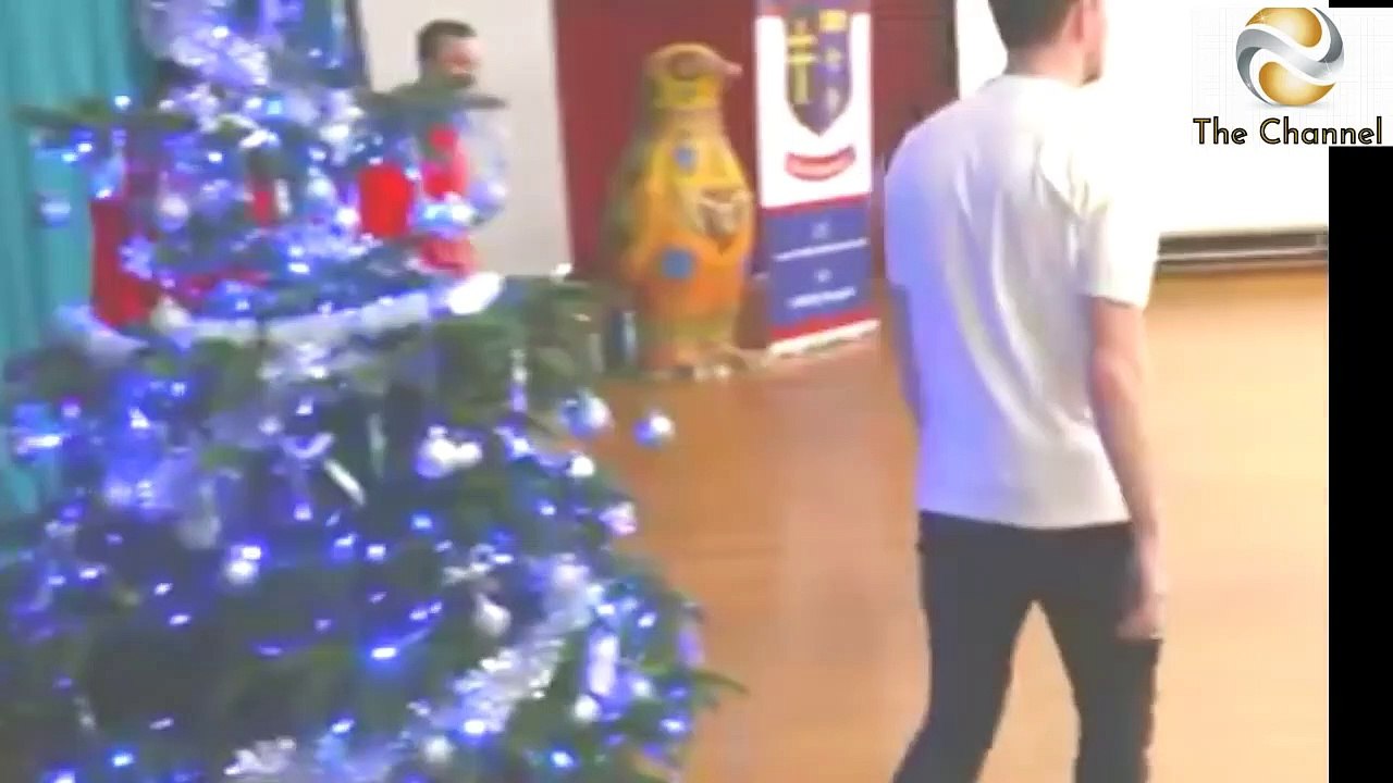 Mohammed Salah visits a school in Liverpool and presents Christmas gifts for children