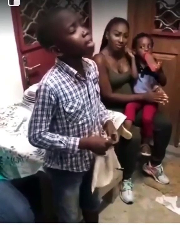 Ce jeune garçon a une voix à faire fondre le plus dur des cœurs. Ecoutez !