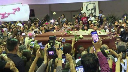 Des Péruviens rendent hommage à l'ex-président Garcia