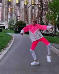 La talentueuse danseuse de 11 ans a encore frappé. Regardez !