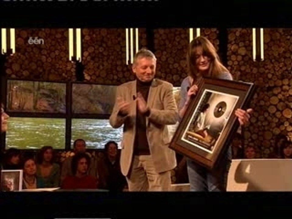 Carla Bruni sings those dancing days are gone