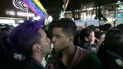 "Kiss-a-thon": Tausende gleichgeschlechtliche Paare küssen sich aus Protest vor Einkaufszentrum