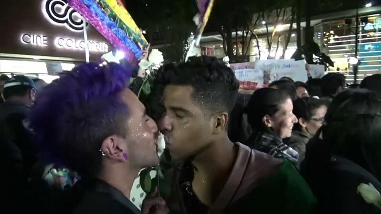 'Kiss-a-thon': Tausende gleichgeschlechtliche Paare küssen sich aus Protest vor Einkaufszentrum