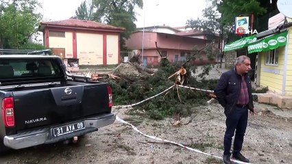 Selde Sular Altında Kalan Araçlar Hurdaya Döndü