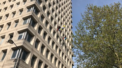 Défi Ettie descend en rappel la tour de la sécu