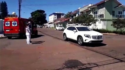 Mercedes e moto batem em cruzamento no Parque São Paulo