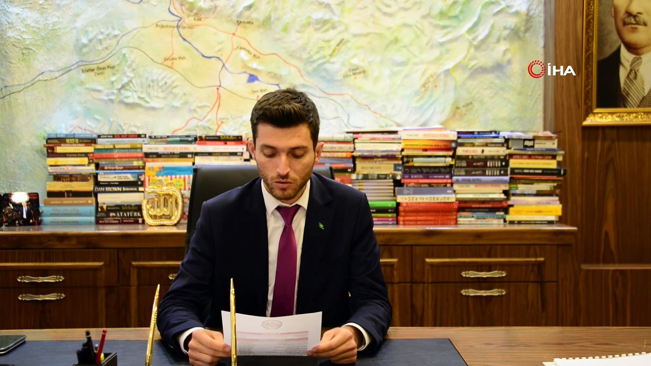 MHP’li Belediye Başkanı Karagöl, devraldığı borç durumunu gösteren afişi belediye binasına astırdı