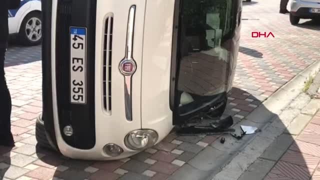 Manisa Otomobil Park Halindeki Ticari Araca Çarpıp Devrildi: 2 Yaralı
